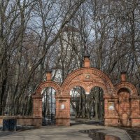 ворота к церкви в Дьякове :: Сергей Лындин