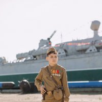 Мальчик в военной форме. Военная техника :: Евгений Николаев