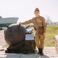 Мальчик в военной форме. Военная техника :: Евгений Николаев