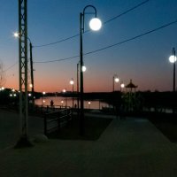 Вечерняя заря над рекой. Фонари :: Александр Семенов