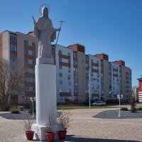Статуя Пресвятой Богородицы возле собора :: Олег Манаенков