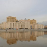 Здание МО России из апрельской прогулки вдоль реки Москва 2023 гю :: Евгений Седов