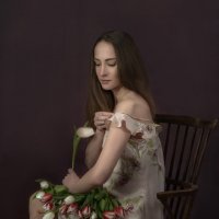 Весенний портрет с тюльпанами :: Lyudmyla Pokryshen