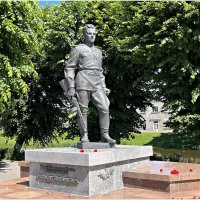Памятник герою Советского Союза Гусеву С.И. :: Валерия Комова