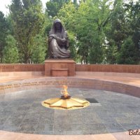 Скорбящая мать,площадь Памяти и Почестей :: Светлана Баталий