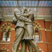 Скульптура влюблённых на каком-то вокзале в Англии. :: Зореслав Волков