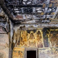 Другой раскрашенный вырезанный пещерный храм в Аджанте (2) :: Георгий А
