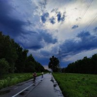 Дождь прошел, и приходится ехать мокрым, а до дома час езды :: Андрей Лукьянов