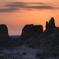 Узбекистан, Кара-кумы, рассвет над крепостью древнего Хорезма Аяз-кала :: Galina 