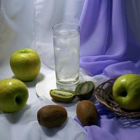 Стакан ледяной воды и спелые яблоки и киви :: Tatiana Glazkova