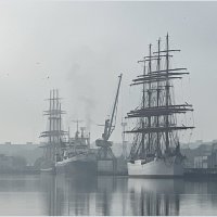 Барки "Крузенштерн" и "Седов" в порту. Утро. Туман. :: Валерия Комова