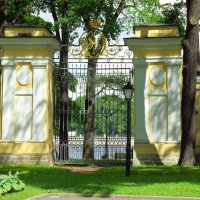 Ворота без ограды с вензелем одного из хозяев дворца Александра Первого. :: Валерий Новиков
