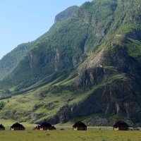 Горный Алтай. Турбазы у подножия горы Колобок в долине реки Чулышман. :: Ольга Кирсанова