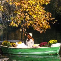 Осень и девушка в лодке :: Валентин Семчишин