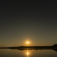 восход Луны над прудом :: Виталий 