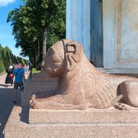 Гранитный лев в нижнем парке Петергофа :: Стальбаум Юрий 