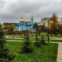 Церковь в парке :: Юрий Шевляков