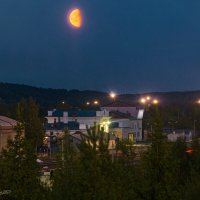 Восходящая Луна над ж/д станцией Ухта :: Николай Зиновьев