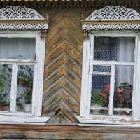 Милая герань в окне старого дома. :: Мария Васильева