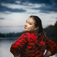Девушка на/в озере :: Валерий Серёгин