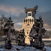 Севастополь. Первый памятник воздвигнутый в городе. Посвящен подвигу  брига "Меркурий" :: Борис 