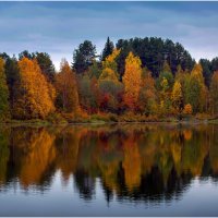 Осень смотрит в озеро. :: Валентин Кузьмин