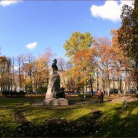 Встреча с осенью в Александровском саду-7 :: Юрий Велицкий