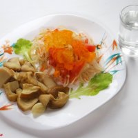 Изысканный салат по-корейски с маринованными белыми и грибом тремеллой оранжевой :: Андрей Заломленков