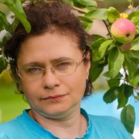 ...женщина, яблоко, сад - Искушение: скушай яблочко... :: Stanislav Zanegin