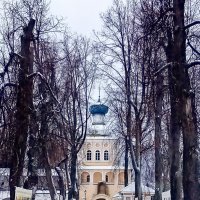 Липовая алея с церковью крылечко :: Сергей Кочнев