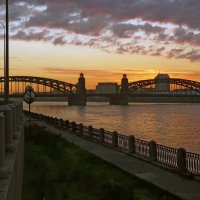 Мост Петра Великого на рассвете белой ночи :: Стальбаум Юрий 