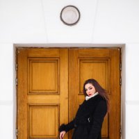 Девушка на фоне деревянной двери :: Валерий Серёгин