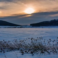 Закат у зимнего озера... :: Алексей Мезенцев
