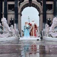 Дед Мороз и Снегурочка прощаются до декабря. :: Татьяна Помогалова