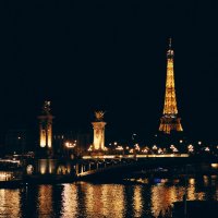 Эйфелева башня в ночных огнях у Сены с отражением ... :: Сергей Савич
