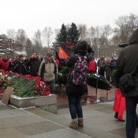 Возложение цветов на Пискарёвском кладбище :: Вера Щукина