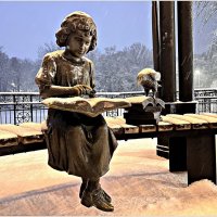Девочка, читающая книгу. :: Валерия Комова
