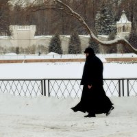 Далёк от мира монастырь, как щит, хранящий всю Россию. :: Татьяна Помогалова