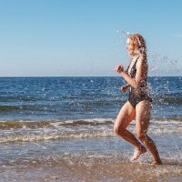 Девушка бежит по берегу моря :: Радомир Тарасов