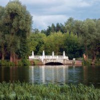 Вид на мраморный мостик :: Валерий Вождаев