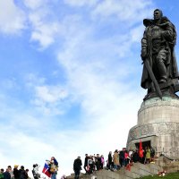 ДЕНЬ ПОБЕДЫ в БЕРЛИНЕ Трептов парке 9 МАЯ :: "The Natural World" Александер