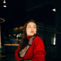 Девушка в красивом красном свитере в дорогом ресторане пьет вино и кушает пасту :: Lenar Abdrakhmanov