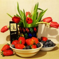 Натюрморт с тюльпанами и ягодами-к началу календарной Весны :: Aida10 