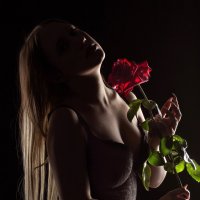 Девушка с красной розой в темноте :: Николай Чекалин