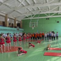 Участников соревнований приветствуют юные гимнастки :: Сергей Цветков