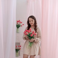 Девушка с тюльпанами. :: Юлия Кравченко