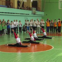 Участников соревнований приветствуют юные гимнасткки :: Сергей Цветков