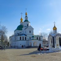 Воскресный день в Даниловом монастыре ( фото с телефона ) :: Константин Анисимов