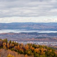 На вершине Ильменского хребта. Вид на Машгородок и озеро Тургояк. (панорама) :: Алексей Трухин