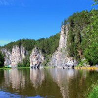 Камень Омутный и скальная стена. На реке Чусовой. :: Ирина Осипова